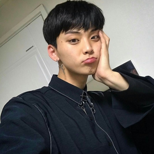莫小昕。男生头像  你依然要走，如河水东流。