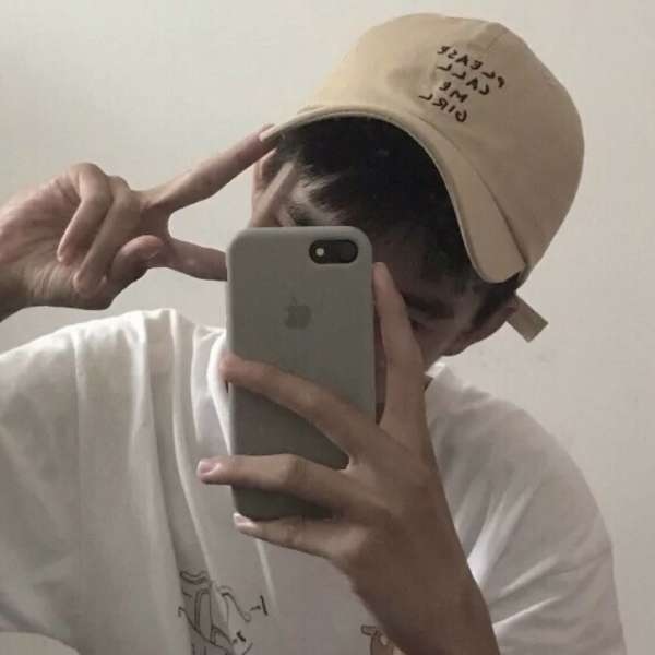 #手机遮脸男#?