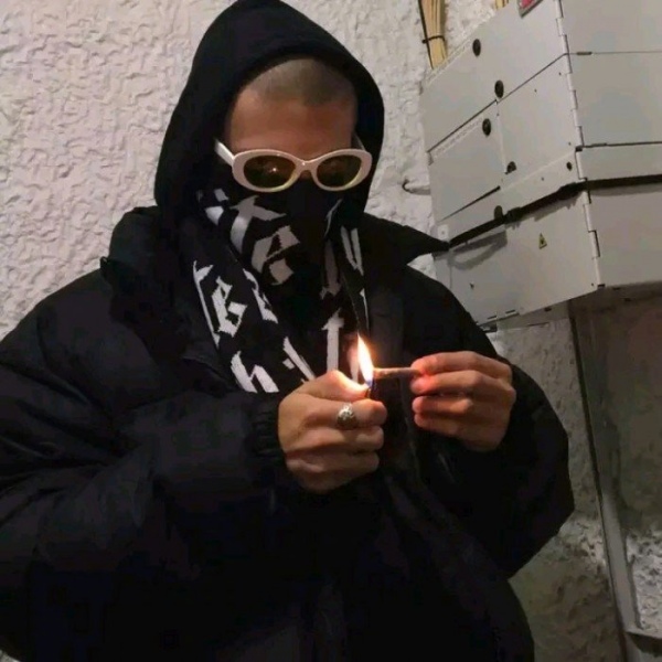 芯儿    成熟超酷欧美范男生头像