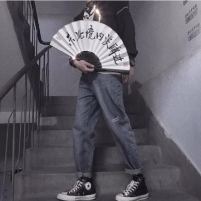 白灏宇:男生头像/扇子/    我很贪心 既想当你的星星 也想成为你的月亮