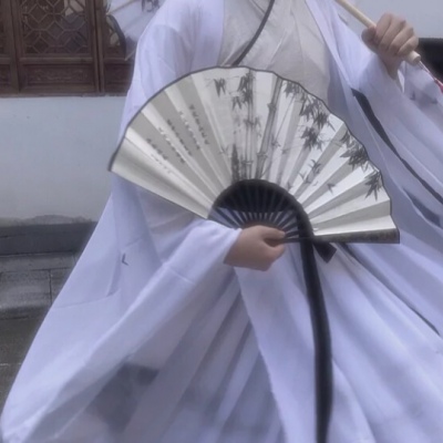 白灏宇:男生头像/扇子/    我很贪心 既想当你的星星 也想成为你的月亮