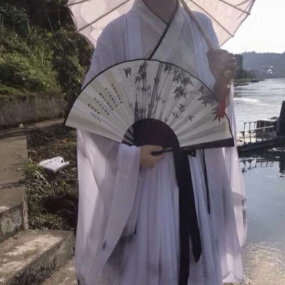 白灏宇:男生头像/扇子/    我很贪心 既想当你的星星 也想成为你的月亮