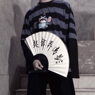 白灏宇:男生头像/扇子/    我很贪心 既想当你的星星 也想成为你的月亮