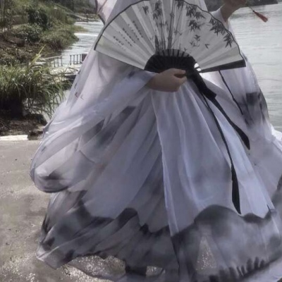 白灏宇:男生头像/扇子/    我很贪心 既想当你的星星 也想成为你的月亮