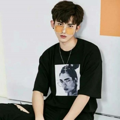 戴眼镜高清男头：你要收养狗吗？单身的那种