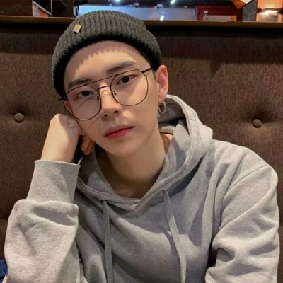 戴眼镜高清男头：你要收养狗吗？单身的那种