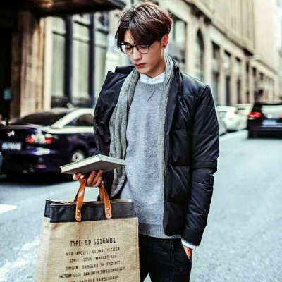 戴眼镜高清男头：你要收养狗吗？单身的那种