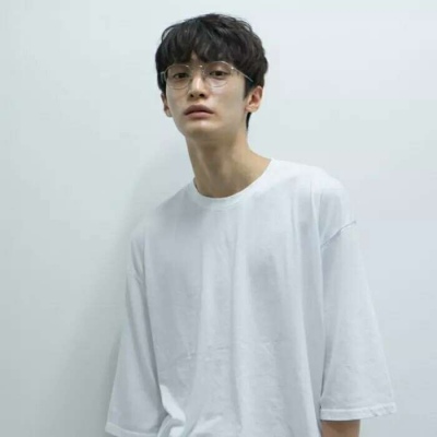 戴眼镜高清男头：你要收养狗吗？单身的那种