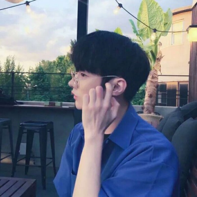 戴眼镜高清男头：你要收养狗吗？单身的那种