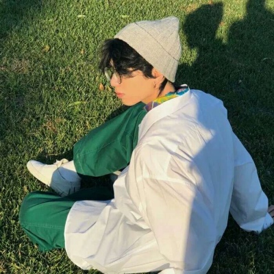 戴眼镜高清男头：你要收养狗吗？单身的那种