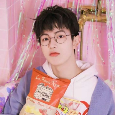 戴眼镜高清男头：你要收养狗吗？单身的那种