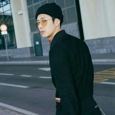 戴眼镜高清男头：你要收养狗吗？单身的那种