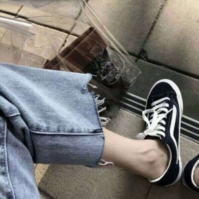 江喻绾    我拽归我拽 你拽就拜拜。?