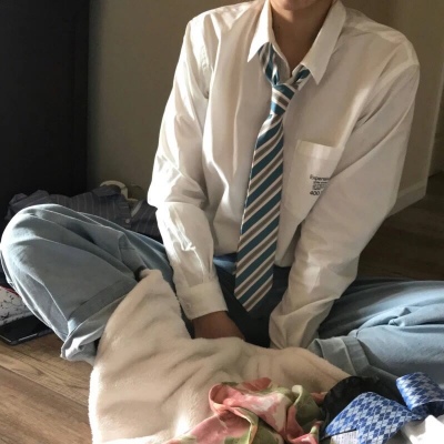 江喻绾    我拽归我拽 你拽就拜拜。?
