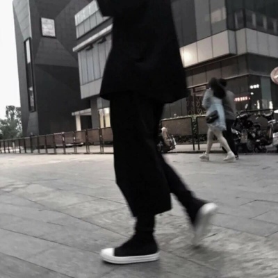 江喻绾    我拽归我拽 你拽就拜拜。?