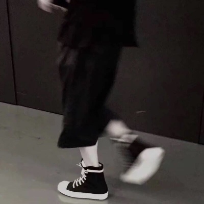 江喻绾    我拽归我拽 你拽就拜拜。?