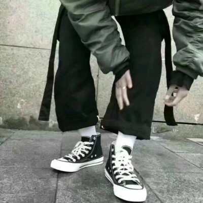 江喻绾    我拽归我拽 你拽就拜拜。?
