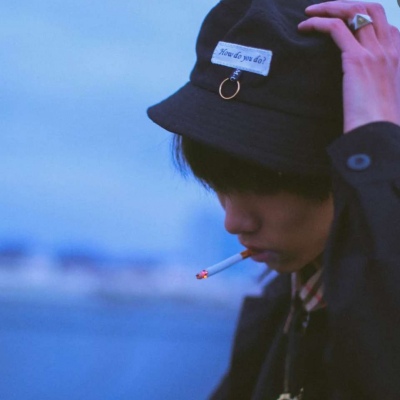 忧郁系男生头像  我是你患得患失的备胎，我是你可有可有可无的人。