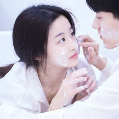 溺毙:一对两张清新靓丽风真人情头.攒了好久的浪漫和温柔 想要快点都给你