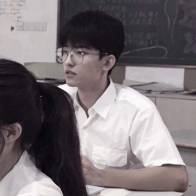 溺毙:一对两张清新靓丽风真人情头.攒了好久的浪漫和温柔 想要快点都给你