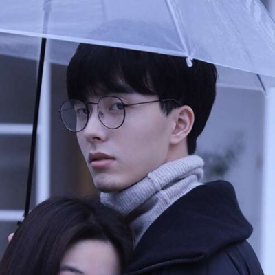 溺毙:一对两张清新靓丽风真人情头.攒了好久的浪漫和温柔 想要快点都给你