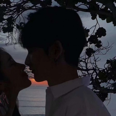 溺毙:一对两张唯美意境风真人情头.我等久点没关系 但你一定要来