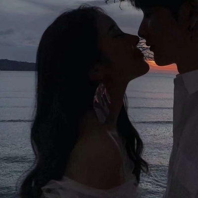 溺毙:一对两张唯美意境风真人情头.我等久点没关系 但你一定要来