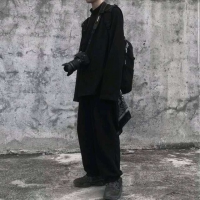 溺毙:一对两张黑白意境潮流风真人情头.你是被秋天降了温的心事