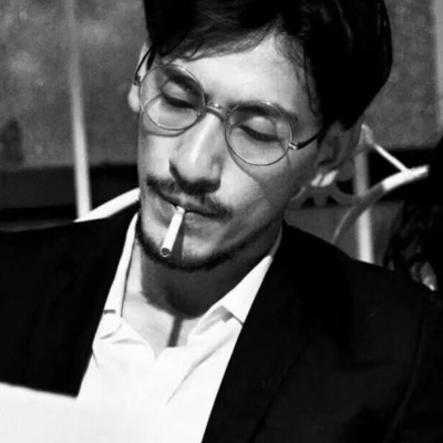 溺毙:一对两张黑白意境潮流风真人情头.你是被秋天降了温的心事