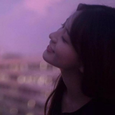By.宿醉 情侣头像 |“所有人拥向你我就想远离你”