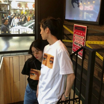 真人情侣头像  氿卿 ：  女孩子就应该有一段甜甜的恋爱