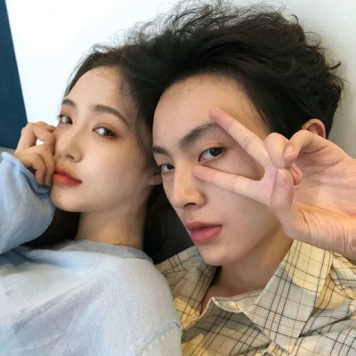 真人情侣头像  氿卿 ：  女孩子就应该有一段甜甜的恋爱