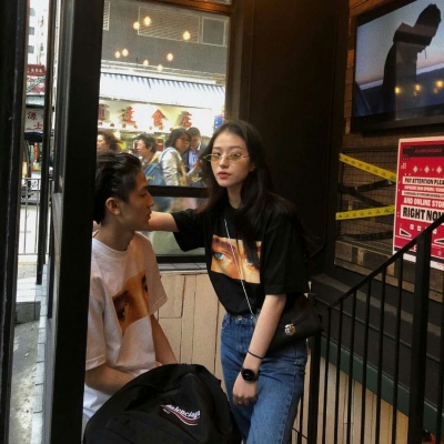 真人情侣头像  氿卿 ：  女孩子就应该有一段甜甜的恋爱