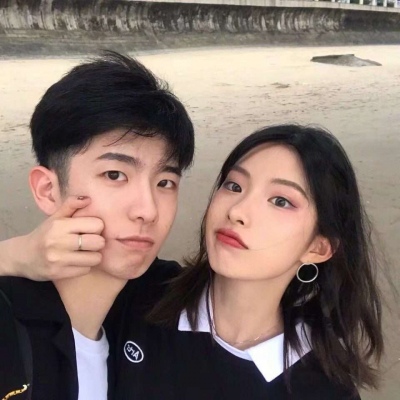 真人情侣头像/我飞向宇宙?却被你逮回小小星球