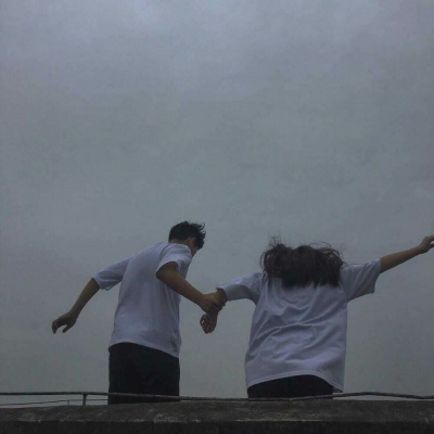 优质情侣头像      身后万家灯火  前身大雨滂沱