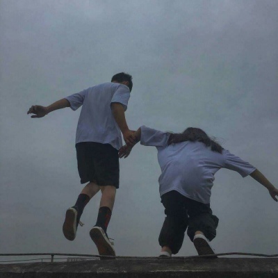 优质情侣头像      身后万家灯火  前身大雨滂沱