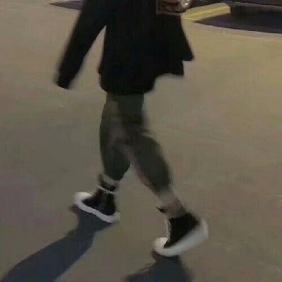 我不想喜欢一个身边全是女孩子的男生