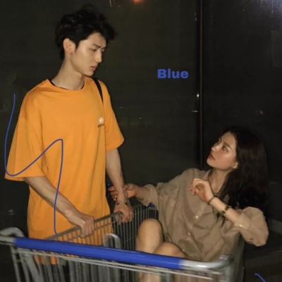 真人情侣头像  要在缱倦的爱意中勇敢生活.