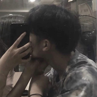 唯美意境情头一对两张/有些人光是遇见就花光了所有运气.