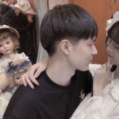 草莓粥：一张两对超甜真人部位情侣头像