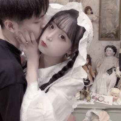 草莓粥：一张两对超甜真人部位情侣头像