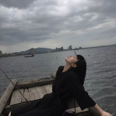 情侣头像：手不要给别人牵  拥抱也要留给我