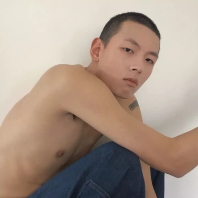 情侣头像：手不要给别人牵  拥抱也要留给我