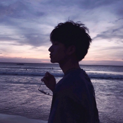 溺毙:一对两张剪影潮流风真人情头.晚风踩着云朵 月亮贩售快乐.
