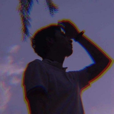 溺毙:一对两张剪影潮流风真人情头.晚风踩着云朵 月亮贩售快乐.