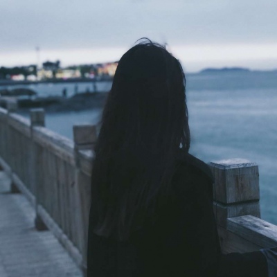 溺毙:一对两张剪影潮流风真人情头.晚风踩着云朵 月亮贩售快乐.
