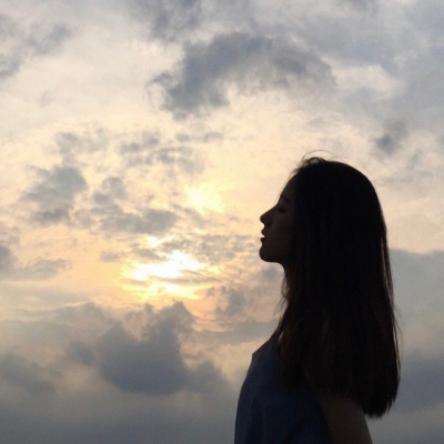 溺毙:一对两张剪影潮流风真人情头.晚风踩着云朵 月亮贩售快乐.