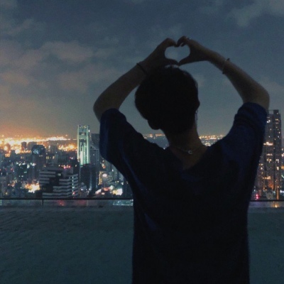 溺毙:一对两张剪影潮流风真人情头.晚风踩着云朵 月亮贩售快乐.