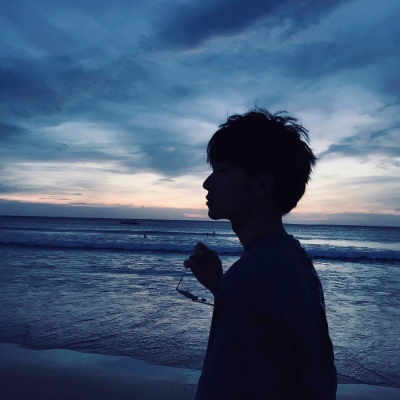 溺毙:一对两张剪影潮流风真人情头.晚风踩着云朵 月亮贩售快乐.