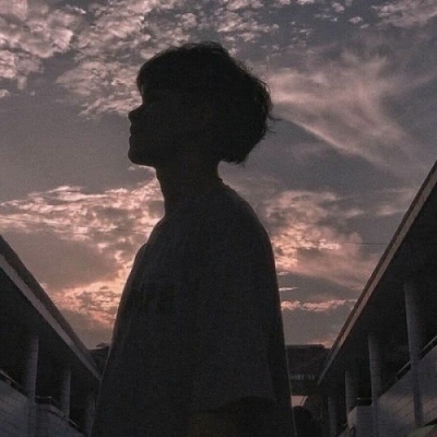 溺毙:一对两张剪影潮流风真人情头.晚风踩着云朵 月亮贩售快乐.